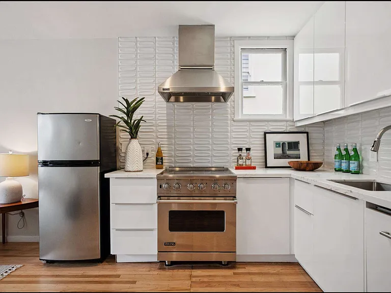 1250 Clay St — Photo 11
