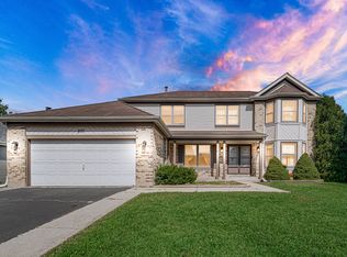 800 Big Bear Trl, Cary, IL 60013