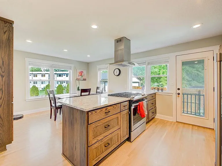 2531 Maple Ln W — Photo 3