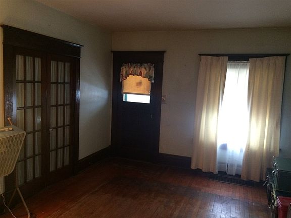 2nd image of 1566 E Mason St