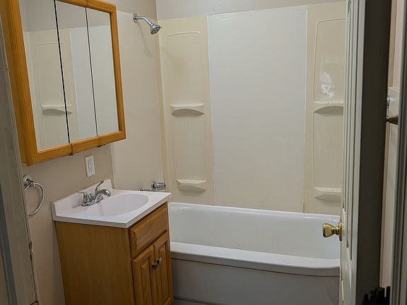 4th image of 340 Hillside St