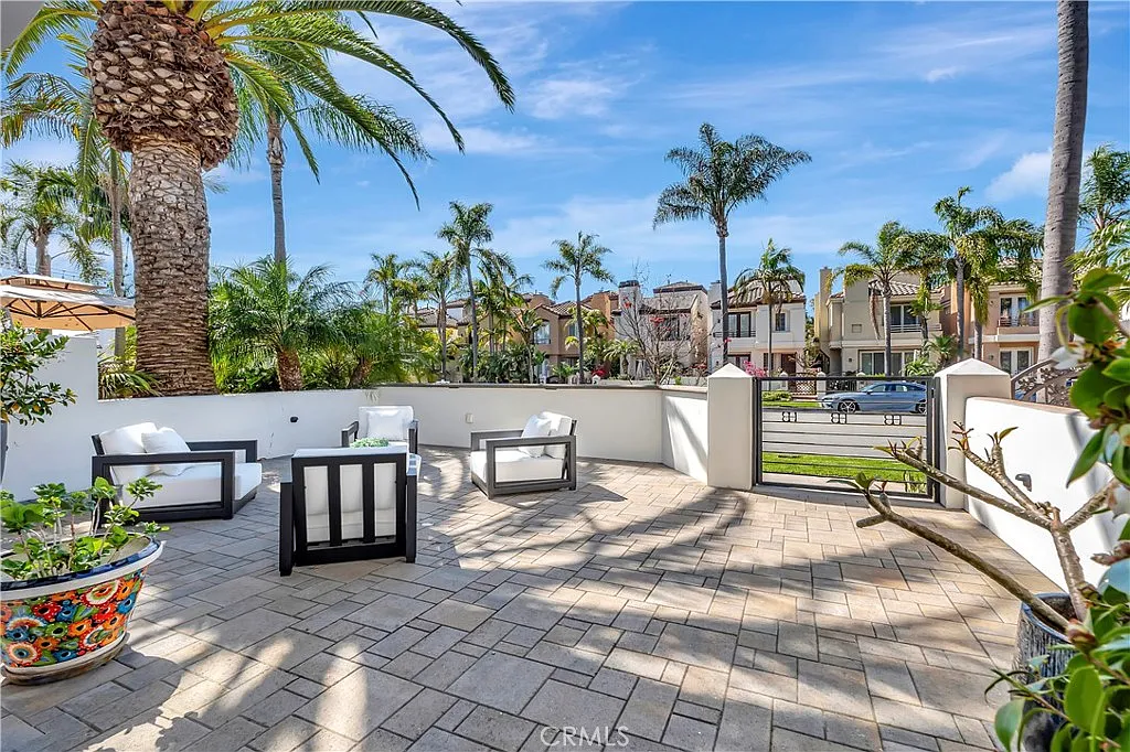 3 bed, 3.5 bath, 2765 sqft, $10,000 — Photo 3