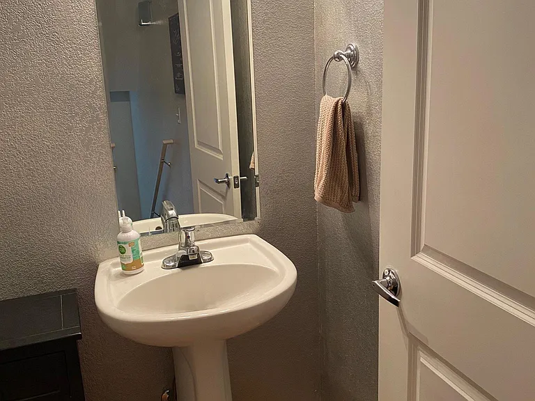 Main floor 1/2 bath