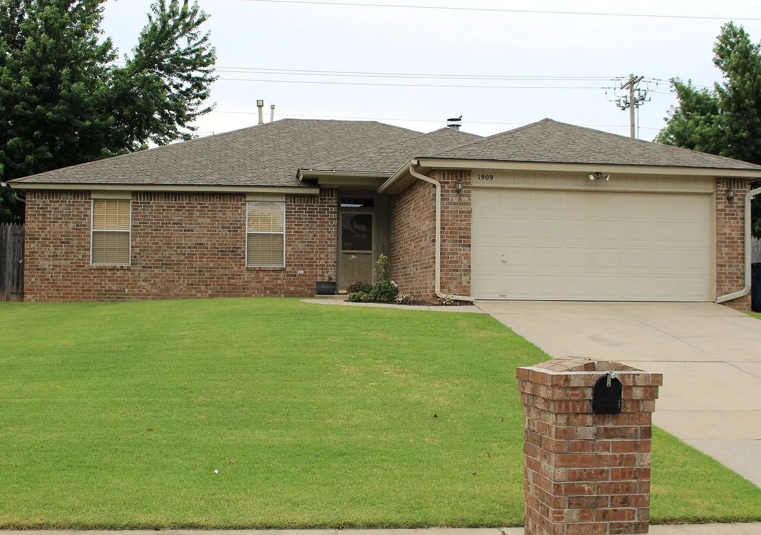 Nice 3 Bed with Office and Sunroom in Edmond — Photo 1