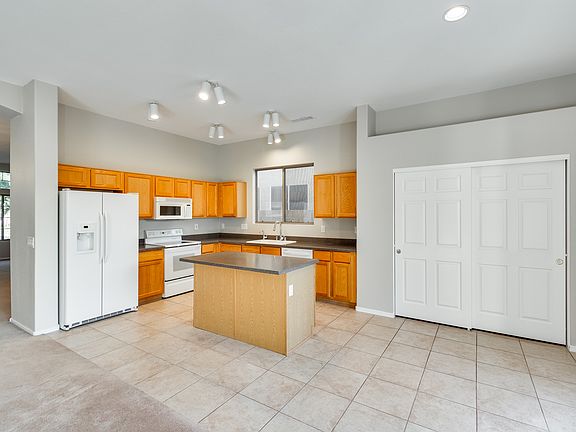2nd image of 1092 W Wildhorse Dr