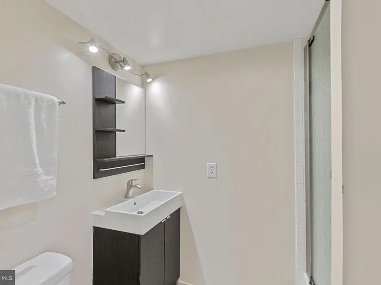 1401 N Rhodes St #406 — Photo 11