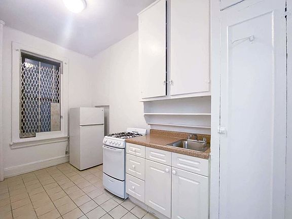 4th image of 305 E 6th St APT 4