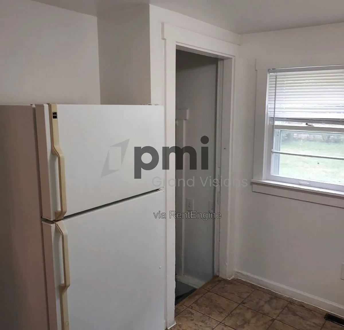 2 bed, 1.0 bath, 900 sqft, $1,001 — Photo 4
