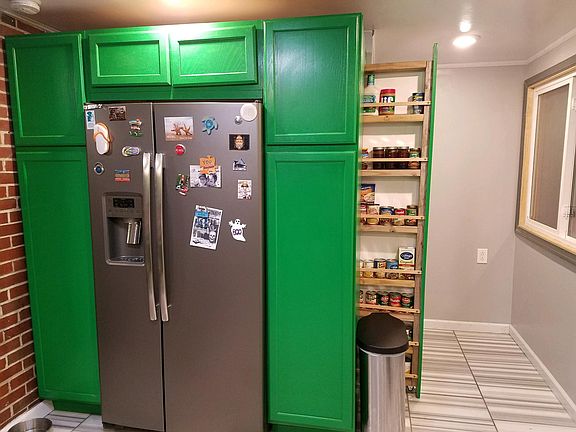Fridge surround with extra storage pull-out