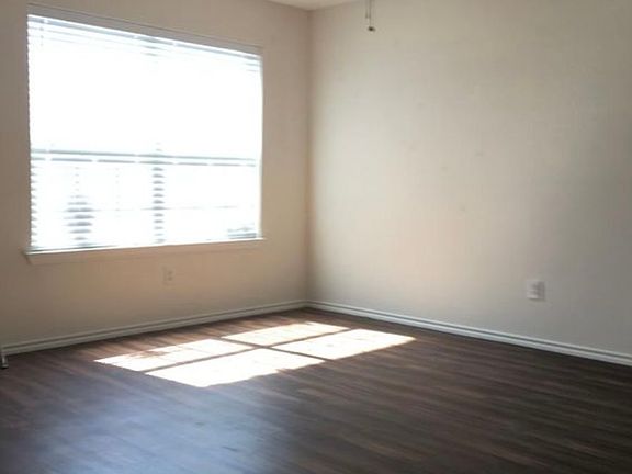 5th image of 230 Phillips St