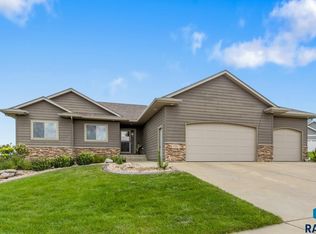 901 N Stone Cir, Brandon, SD 57005