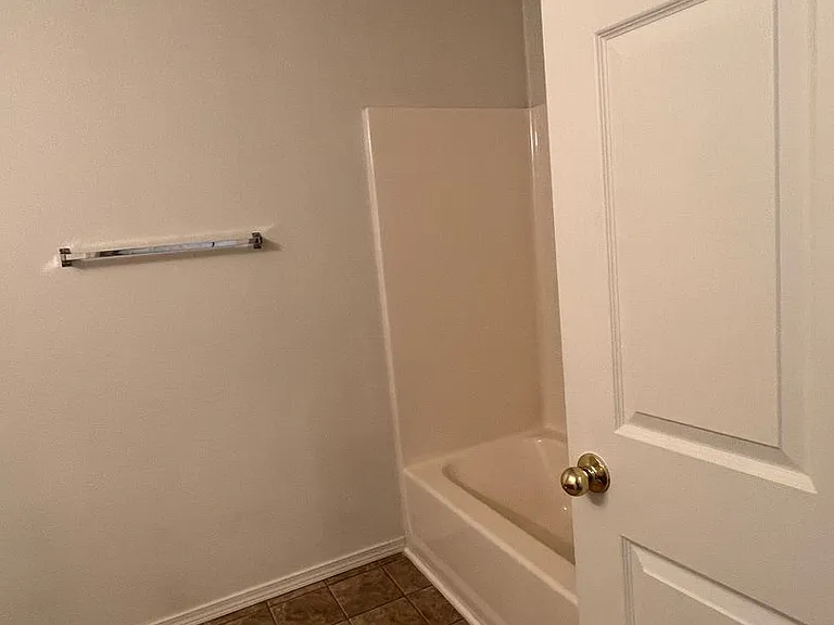 Ellendale Manor Apartments — Photo 15