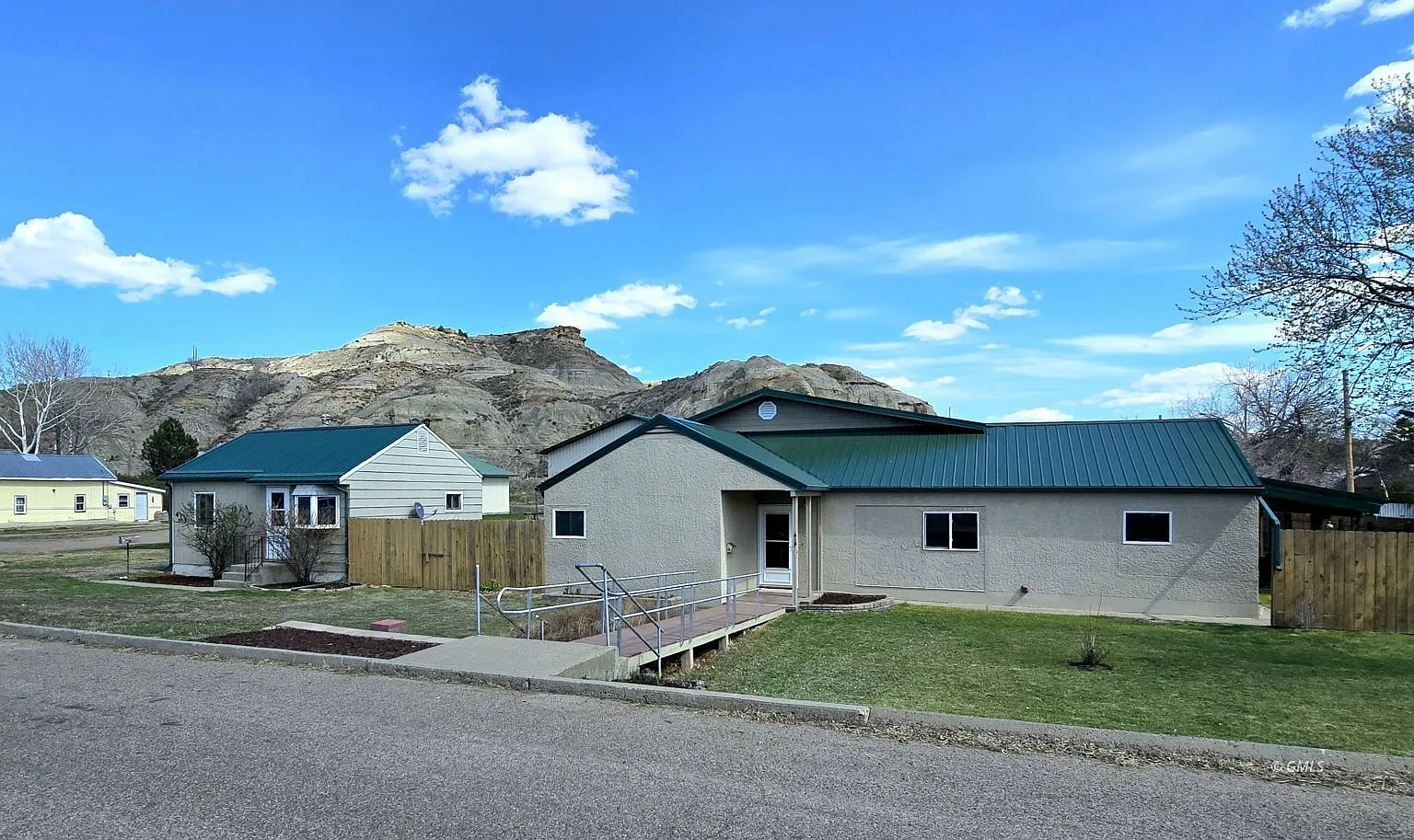 3 bed, 2500 sqft, $2,100 — Photo 1