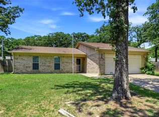 400 Woodlake Cir, Azle, TX 76020