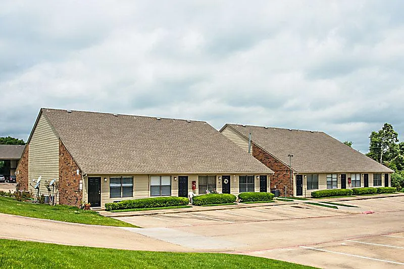 Crestwood Apartments — Photo 3