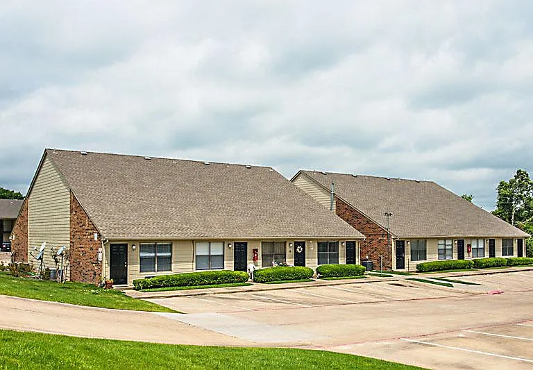 Crestwood Apartments — Photo 3