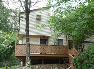 17 Lakeview Ct, Rock Hill, NY 12775