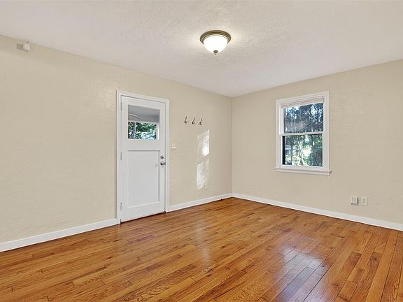 4th image of 914 NE 6th Ave