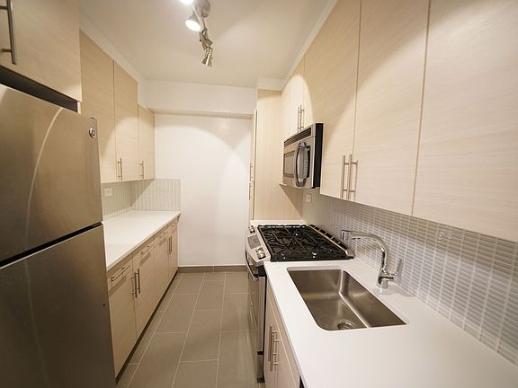 5th image of 160 E 84th St APT 15J