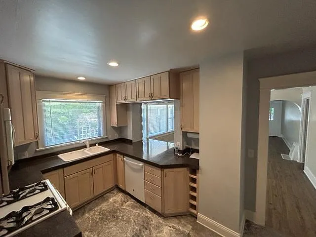 368 Gladys Ave — Photo 9