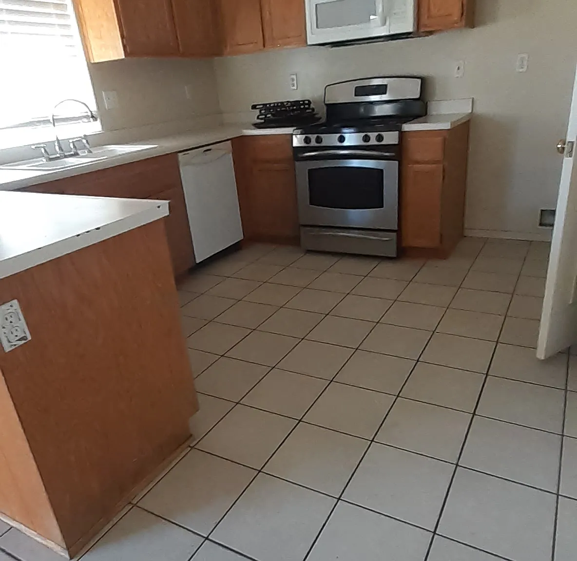 3 bed, 1325 sqft, $2,100 — Photo 3