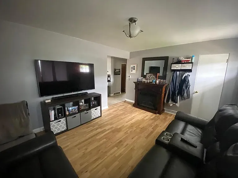 220 W Beckwith St E — Photo 3