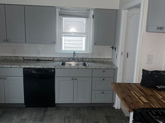 2nd image of 6825 Glencoe Ave