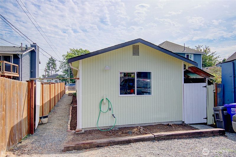 3rd image of 2524 Walnut Street