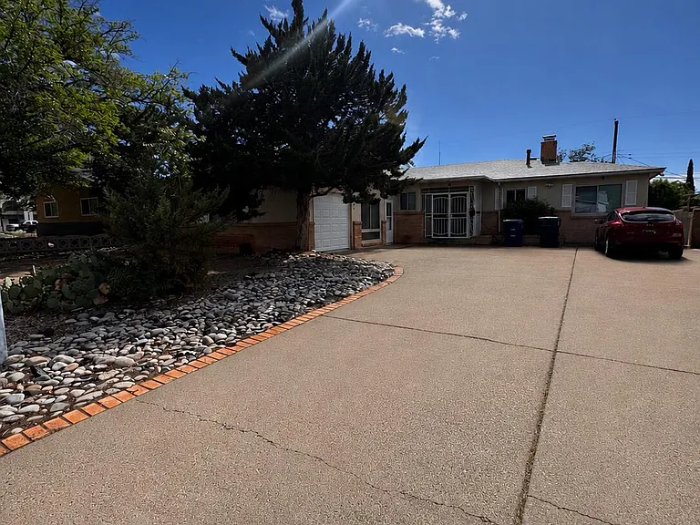 1205 Valencia Dr NE — Photo 1