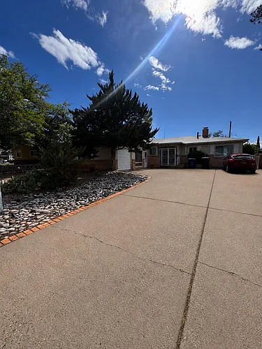 1205 Valencia Dr NE Photo 1