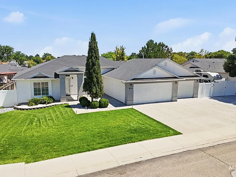 514 W Palmer Dr — Photo 1