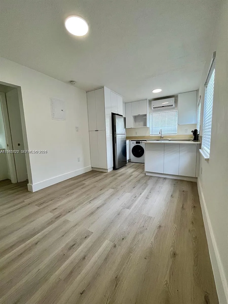 Building Photo - 833 W 39th St #3