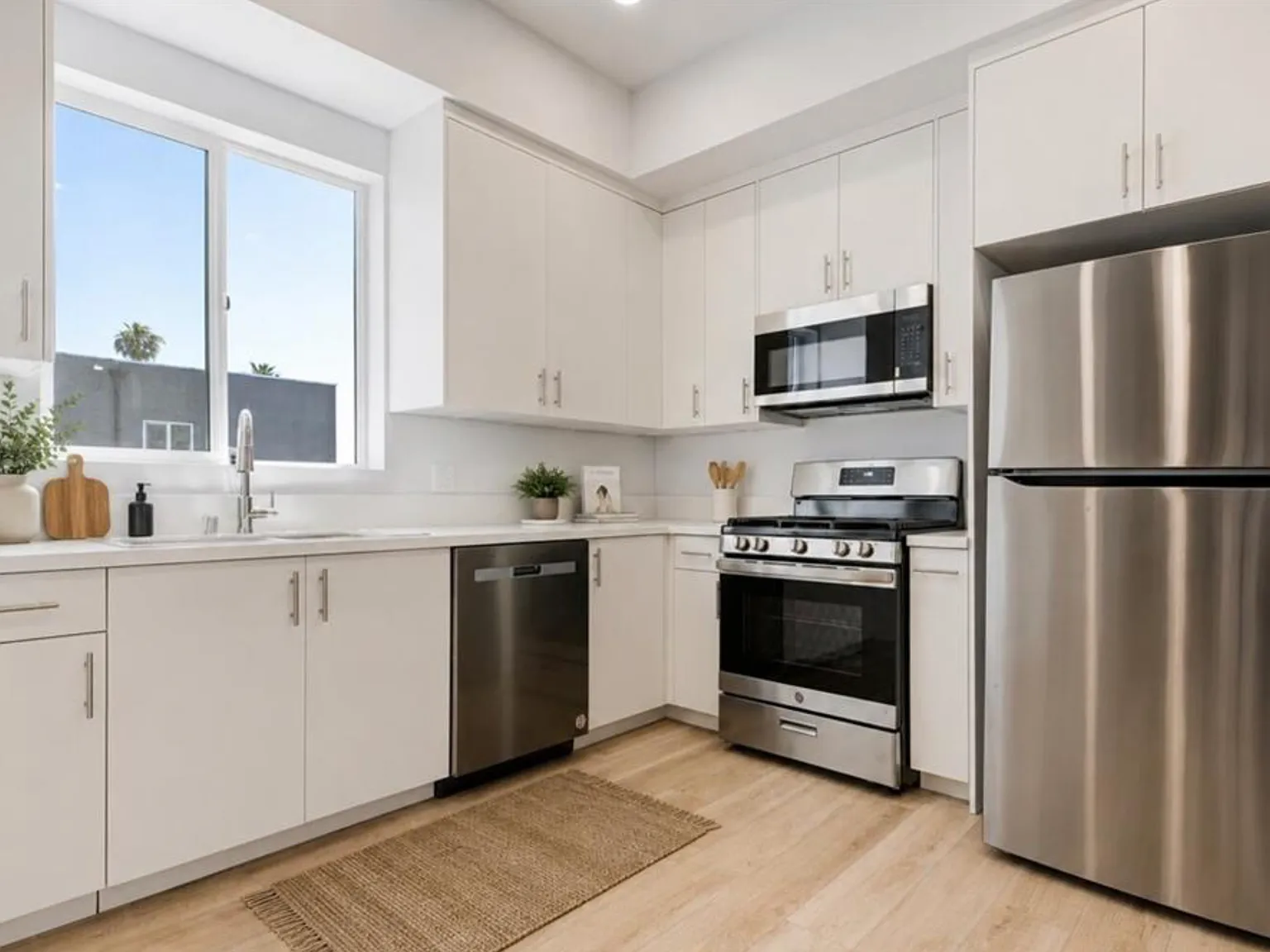 14810 Delano St — Photo 3