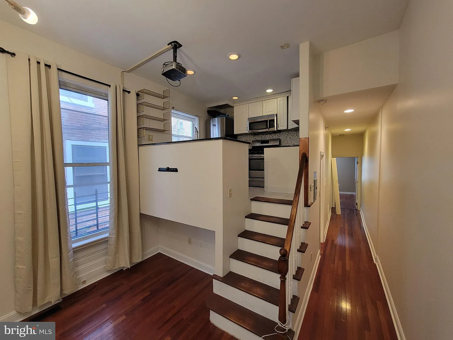 2 bed, 1.0 bath, 696 sqft, $2,100 — Photo 1