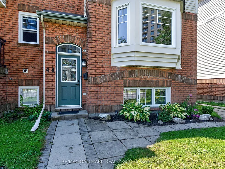 44 Centrepointe Dr — Photo 4