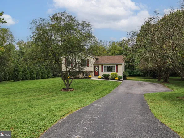 13 Foxtail Ct, Shrewsbury, PA 17361