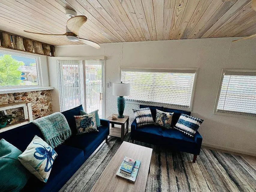 3 bed, 2.0 bath, 1418 sqft, $7,500 — Photo 3