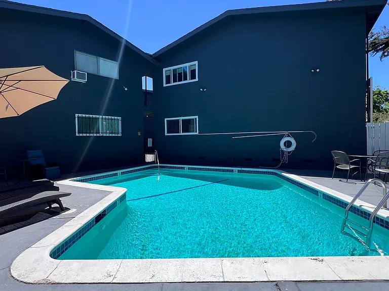 Amherst Gardens — Photo 17