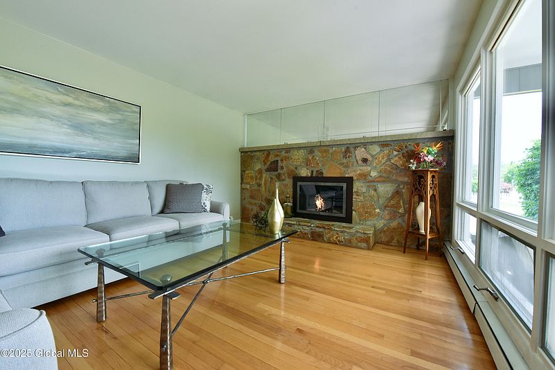 4th image of 94 Hudson Avenue