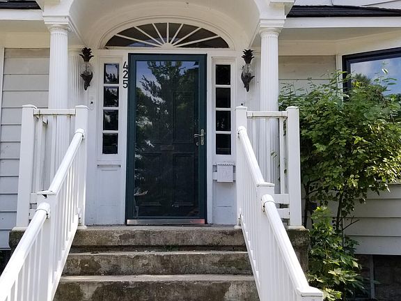Step up to your new, 1650 square foot flat.