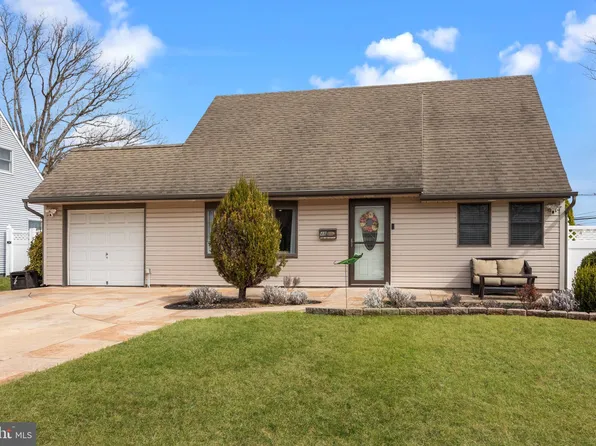 48 Pine Needle Rd, Levittown, PA 19056