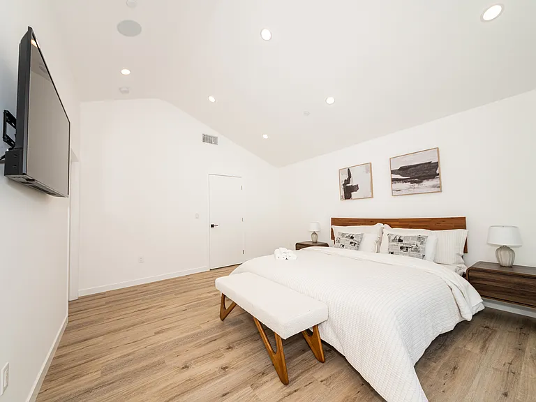 5849 Vesper Ave — Photo 13