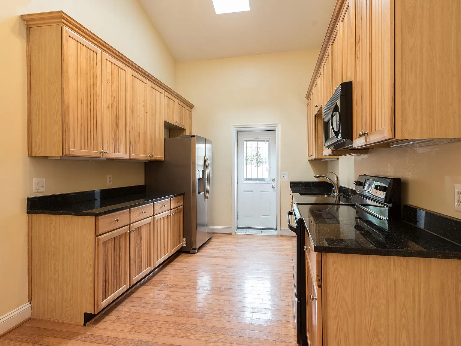 2 bed, 2.5 bath, 1700 sqft, $2,500 — Photo 2
