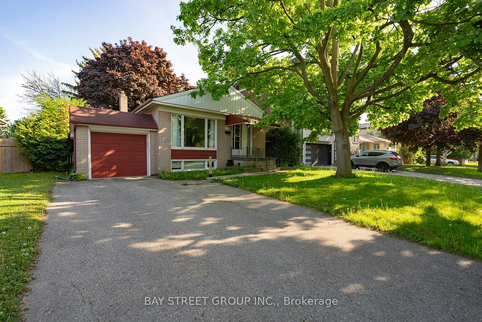 394 Centre St E photo 1
