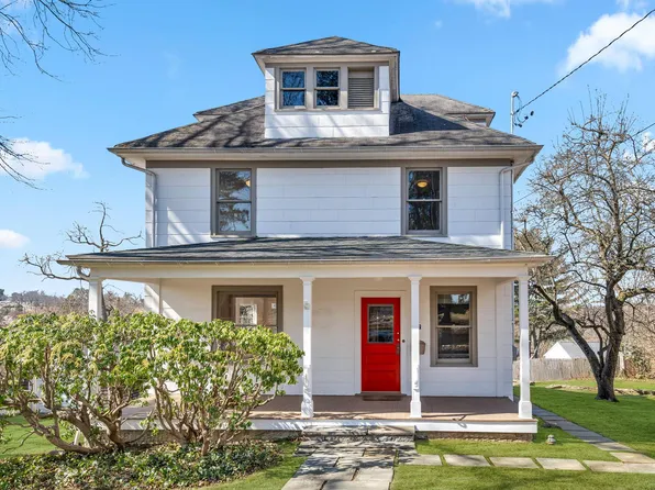 27 Waverly Place, Valhalla, NY 10595