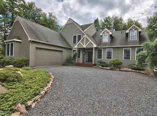 570 Pinecrest Dr, Long Pond, PA 18350