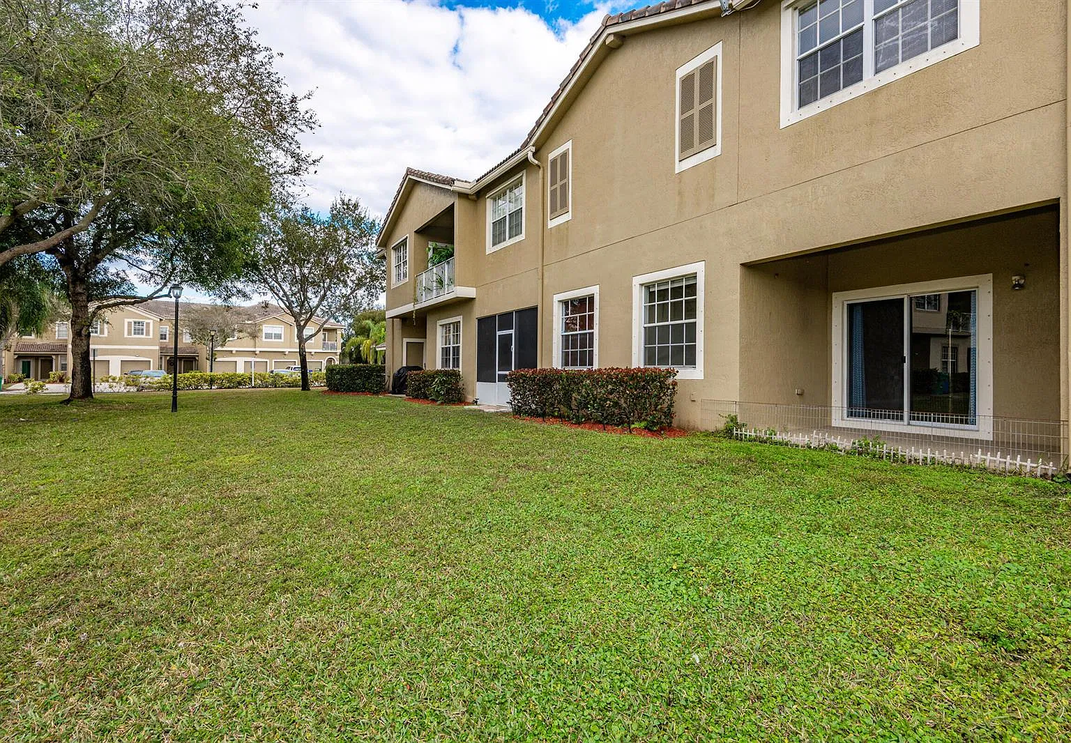 3 bed, 3.5 bath, 1954 sqft, $3,050 — Photo 2