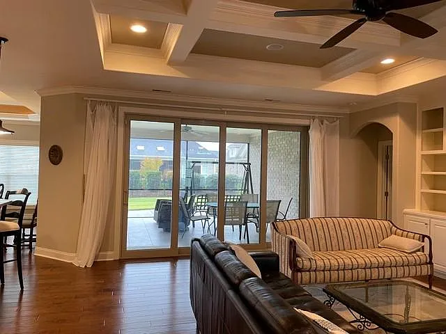3 bed, 2896 sqft, $3,100 — Photo 2