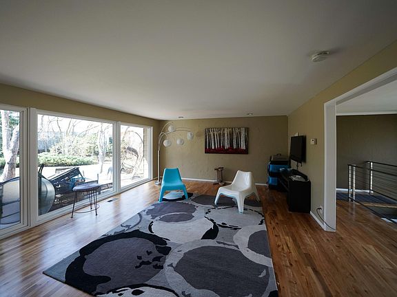 Livingroom with large windows,