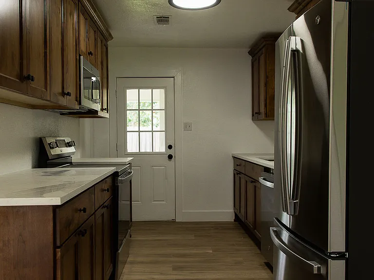 Kitchen, Side door to Driveway